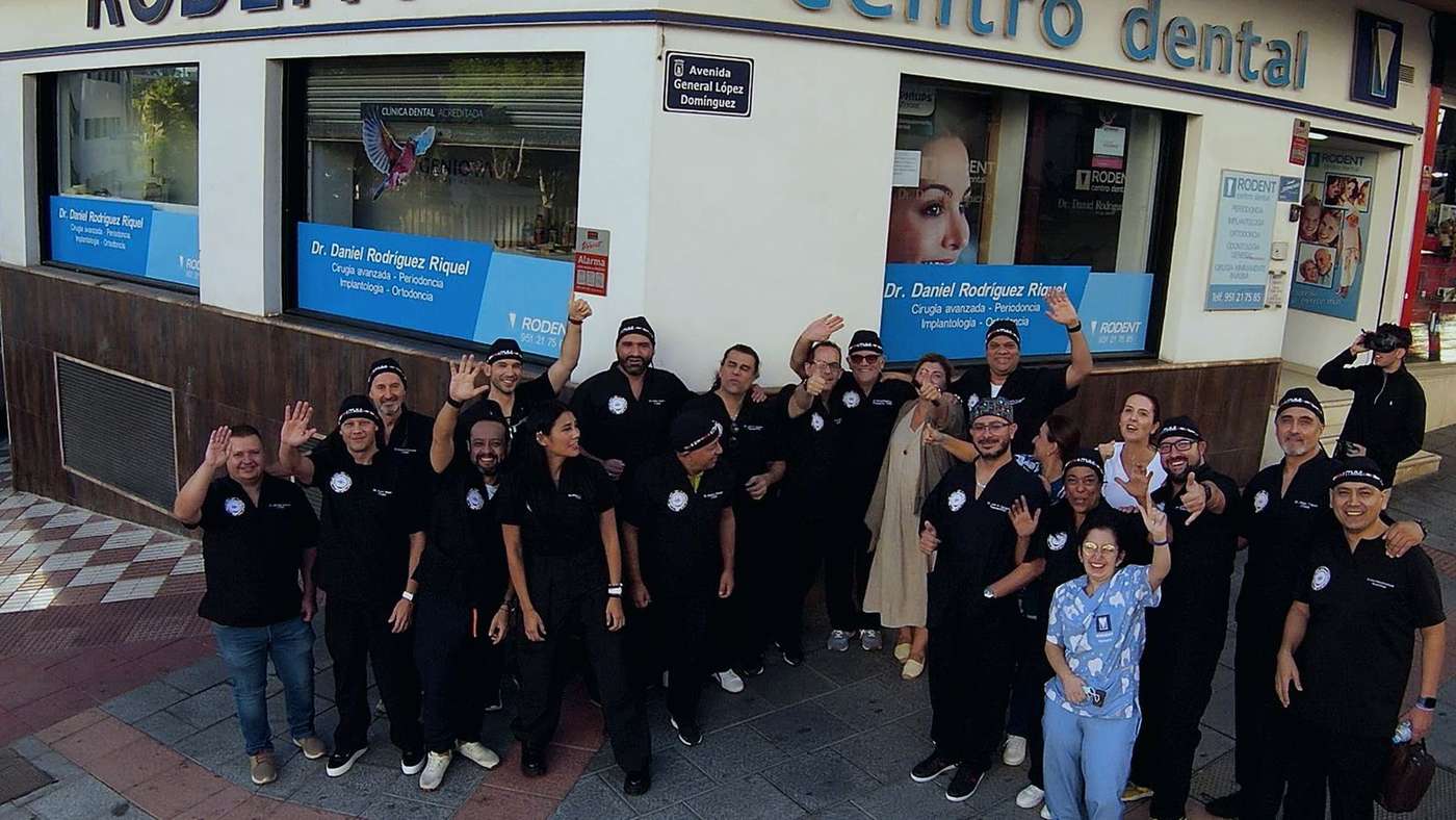 Equipo de Rodent Centro Dental frente a la clínica